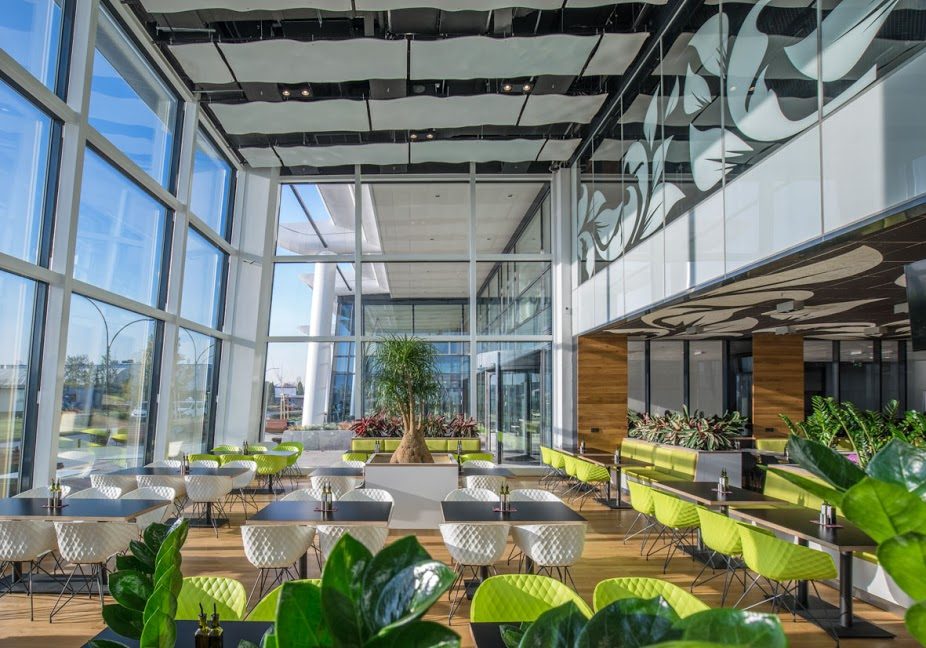 PURE Grand Bistro Capital Fort — зала със стъклена фасада