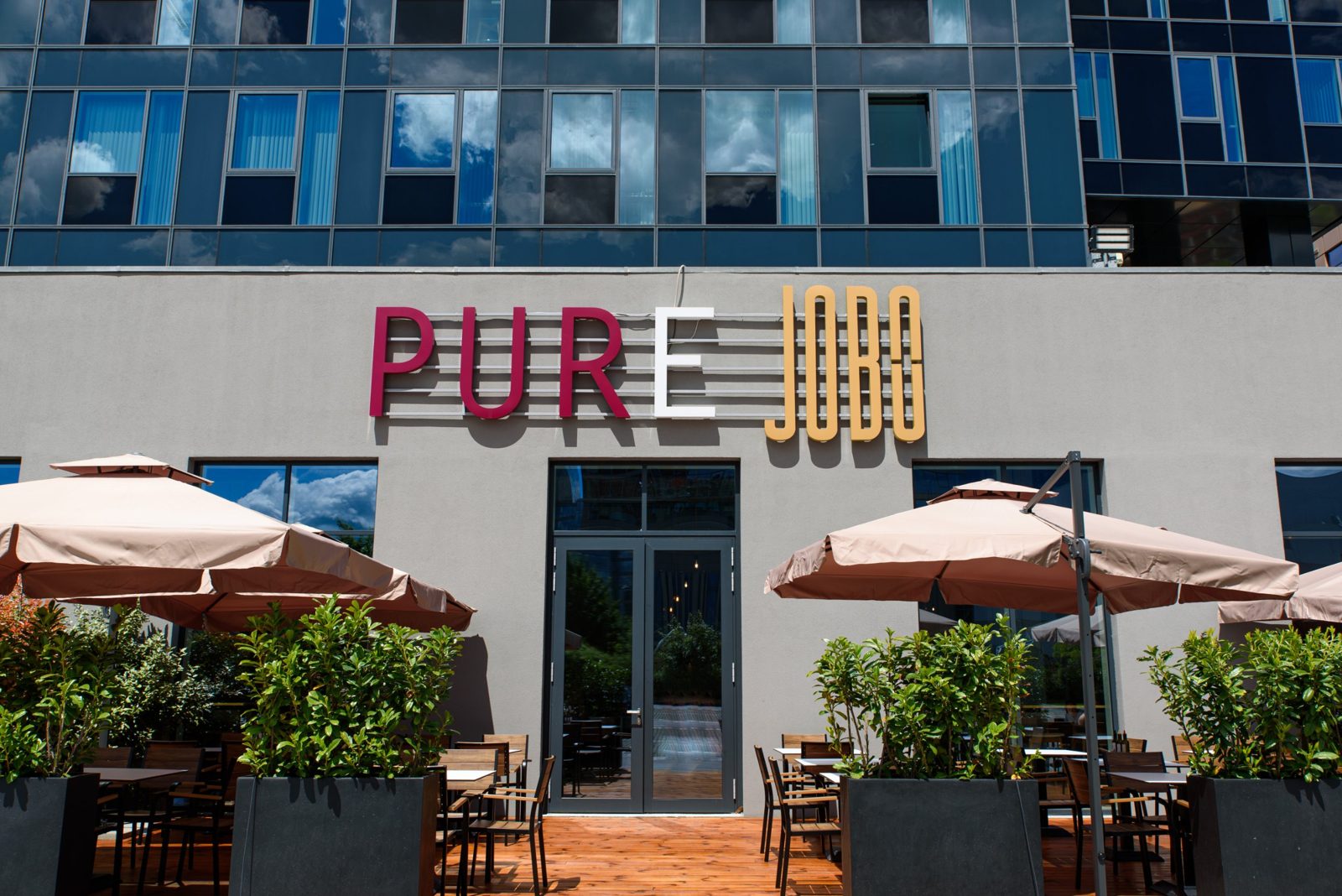PURE Grand Bistro Megapark — терасата