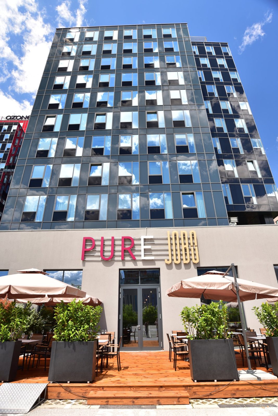 PURE Grand Bistro Megapark — входът и терасата