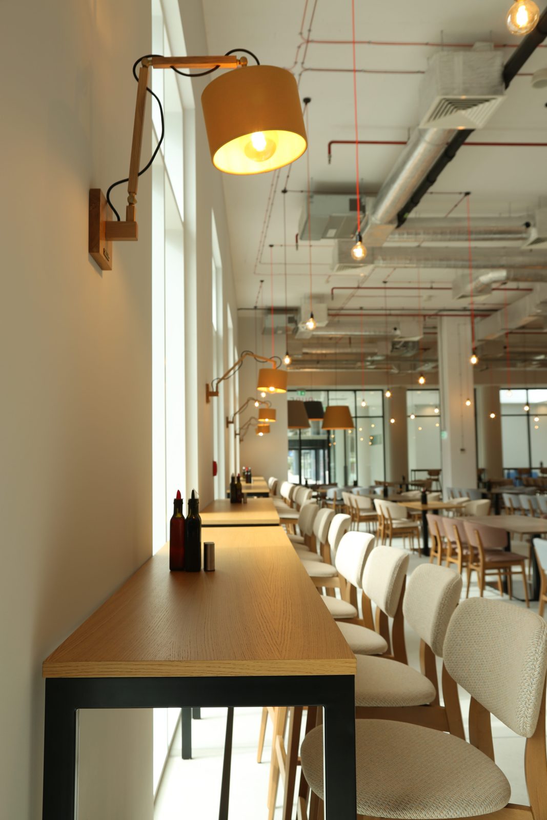 PURE Grand Bistro Megapark — зала с бар маси