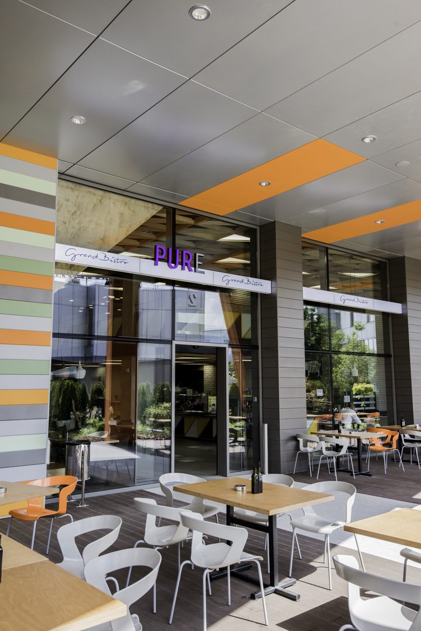 PURE Grand Bistro Trade Center Europe — терасата и входа