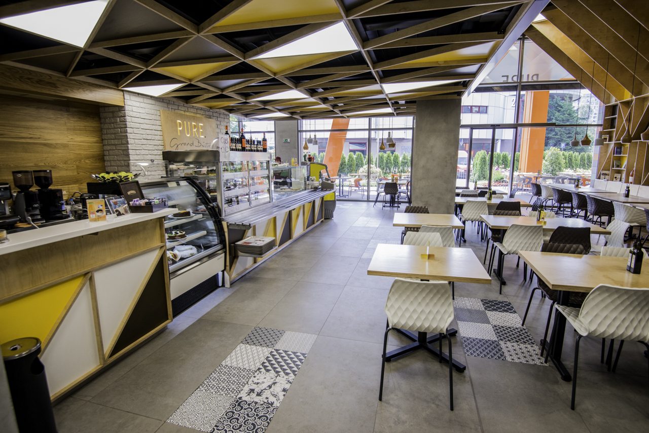 PURE Grand Bistro Trade Center Europe — бар и витрина